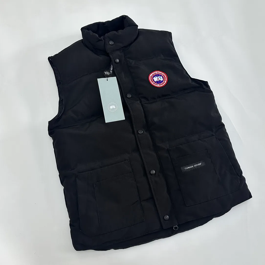 P380 top real shot - model number 119100 Canada Goose has always been recognized as the warmest down jacket. Various Instagram celebrities, Internet celebrities, and celebrities often wear it for street photos. I make Canada Goose every year, but I still can’t get rid of my love for the goose. No matter how cold the days are, there is no need to be afraid because of the care of the goose. The down vest is definitely a concave shape in autumn and winter. It is a trading company order model, exclusively launched! The purchase at the counter is the same as the genuine original clothes. Pay attention to the matching. There is velvet on the back collar, which is more warm. There is a zippered hidden pocket on the inside, and the genuine net pocket is synchronized inside. You need to compare the genuine products at any time. All the accessories are custom-made from the original factory. 1️⃣Fabric: Domestic exclusive Japanese original fabric with characteristics: waterproof, drill-proof, anti-fading, 24-count calendered woolen surface (waterproof level conforms to the ball raincoat level) 2️⃣Down: national standard 80 white duck down Supports identification (many on the market are 50 velvet and recharged in order) with better thermal insulation performance, light and not heavy, and good recovery of fluffiness after compression!  3️⃣Zipper: Original factory customized zipper with clear engraving and perfect texture. Original customized authentic YKK military-grade copper core zipper puller that can withstand hundreds of thousands of pulls. 4️⃣Embroidery: Imported new Behringer embroidery machine customized with 10,000-needle electric embroidery, full/three-dimensional/clear! 5️⃣: 400D high-density count liner fabric in the inner liner completely eliminates the problem of velvet leakage and velvet leakage. In the down woven category, there is no bragging. There is currently almost no one that can do better than us! Make an original product with care, so that every customer has the confidence to introduce it to his customers: This is the top replica version in China. A good product does not need too much soft text to highlight it. Color: Black Gray Off-White Size: S-XXL Size Clothing Length Bust Shoulder Width Recommended Height Recommended Weight S: 70 117 47.5 155-160 100-120 M: 72 121 48.5 160-170120-140 L: 74 125 49.5 165-175,140-160 Warm reminder: The tile measurement is measured manually, and the error of 1-3cm is within the normal range! The customer's suggestion is not used as a reason for return or exchange; #Because everyone's body height is different, the size recommended by customer service is only a slight color difference. Please note that slight color differences in the product are normal and will not be used as a reason for return or exchange. #Due to different monitor display pixels and external factors such as shooting lighting